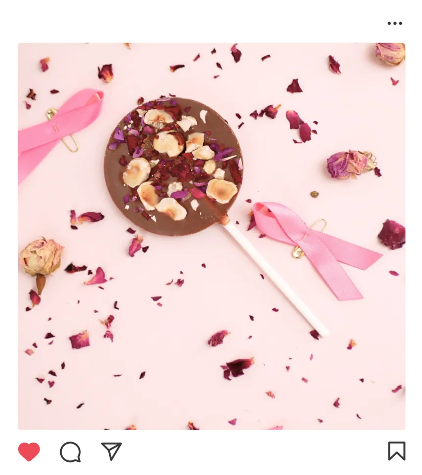 Sucette chocolat noisettes avec pétales de rose — Genaveh