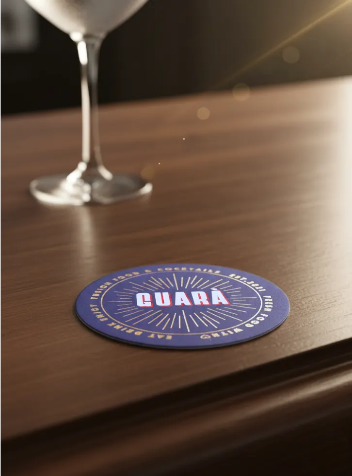 Sous-bock personnalisé Guarà posé sur le bar du restaurant