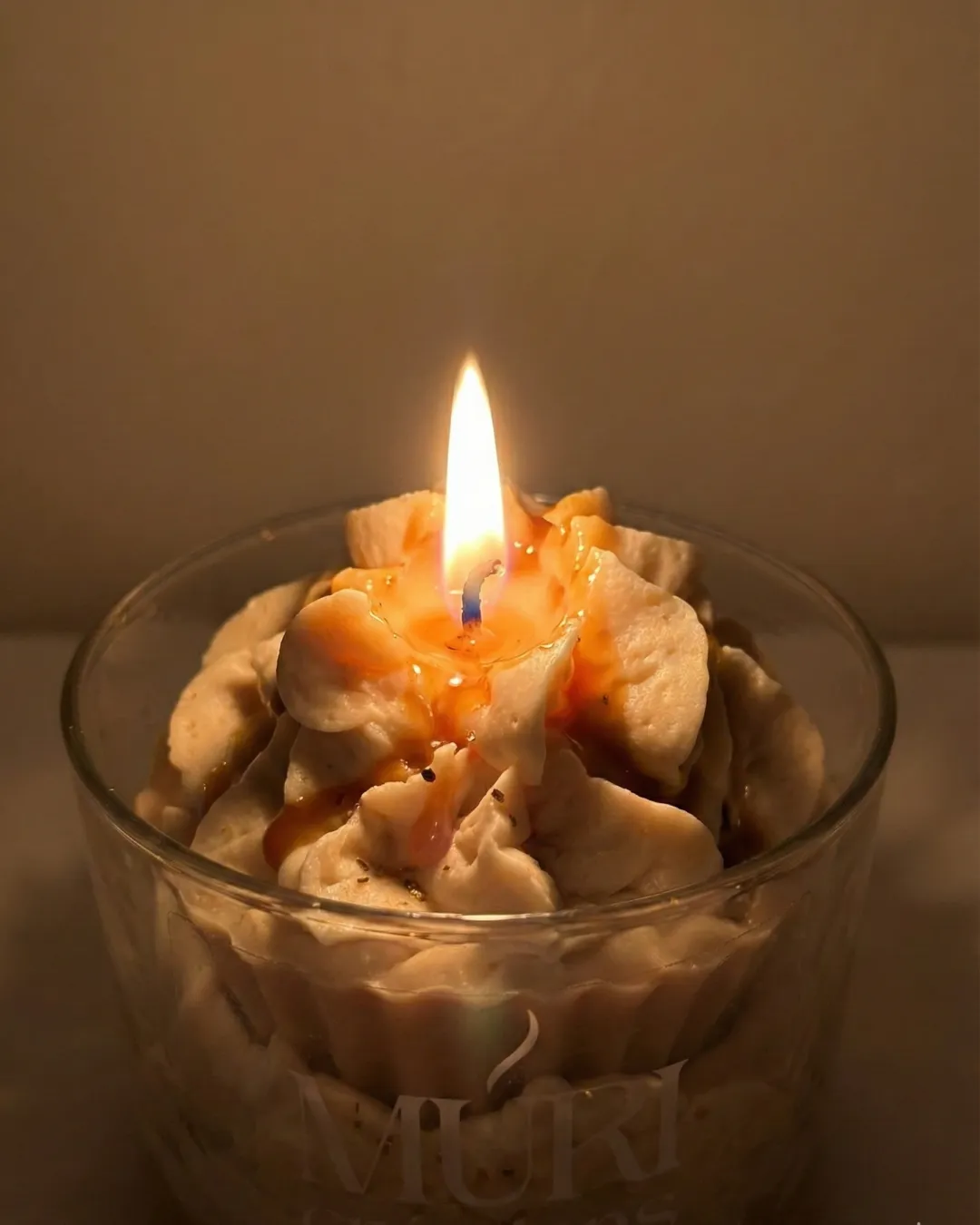 Bougie caramel allumée Muri Créations – ambiance chaleureuse