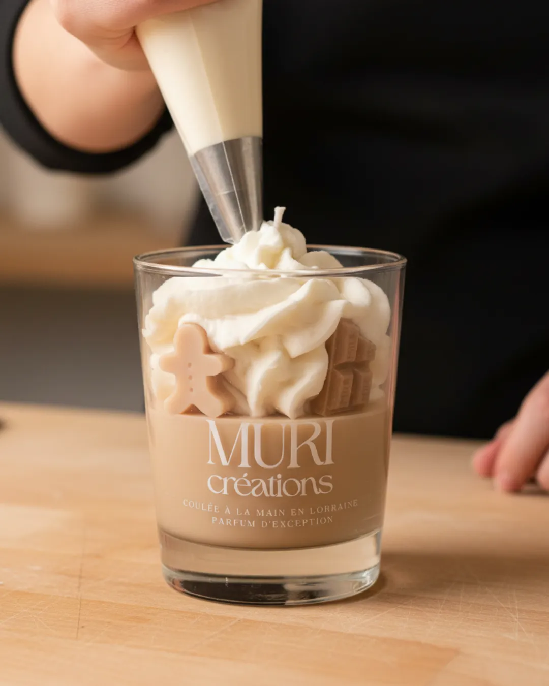 Bougie gourmande gingerbread Muri Créations – pochage artisanal